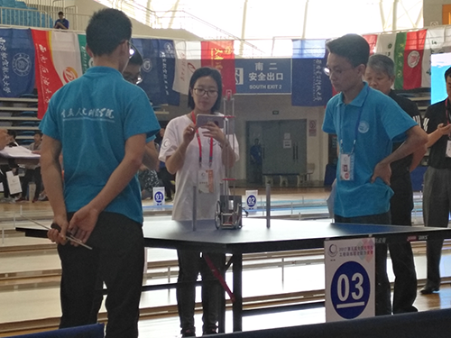 重庆人文科技学院学生设计制造的无碳小车参加竞赛现场