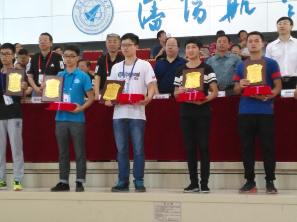 颁奖仪式（左二为重庆人文科技学院学生何於航）