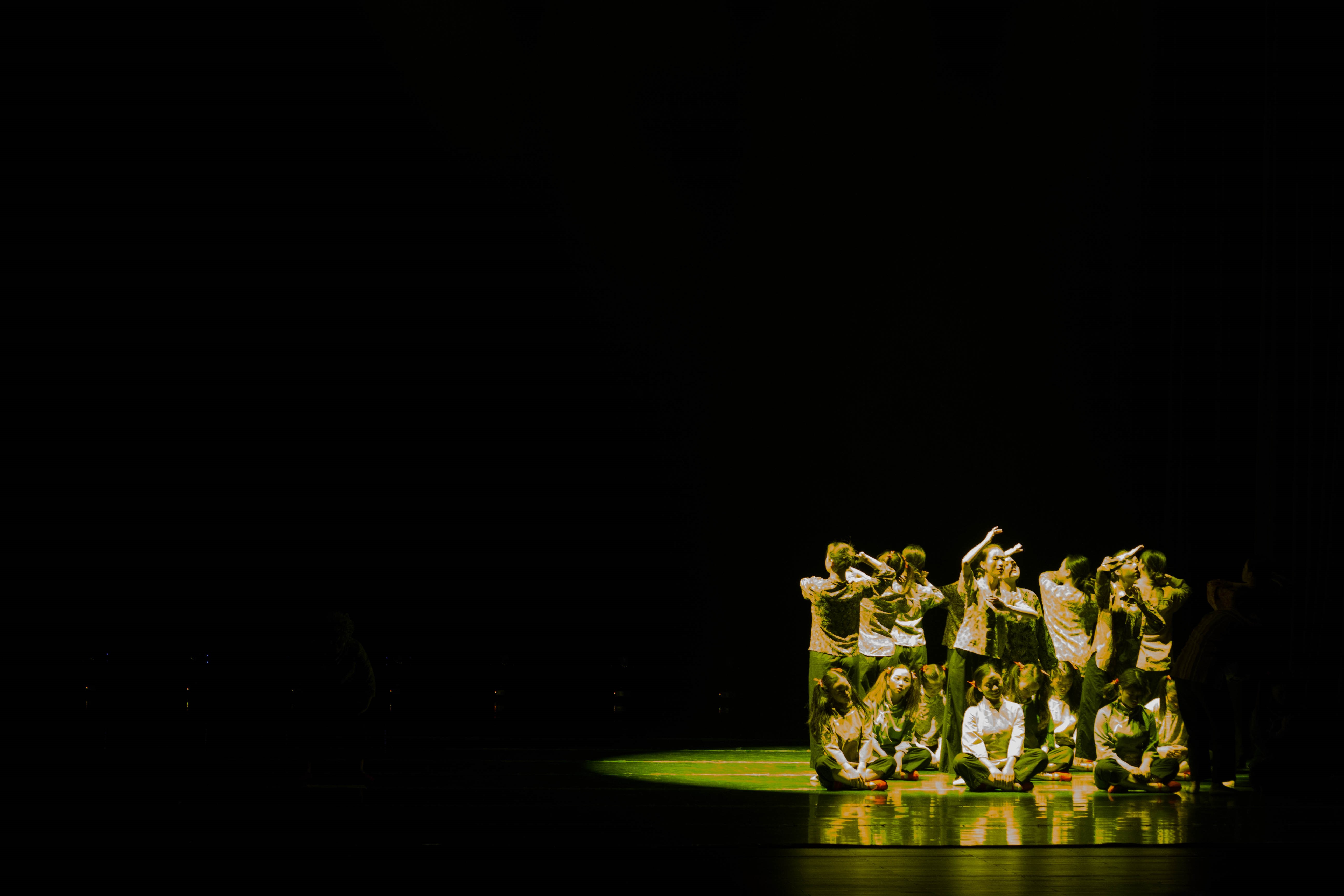 重庆应用技术职业学院舞蹈队演出的舞蹈《重庆1941》剧照2.jpg